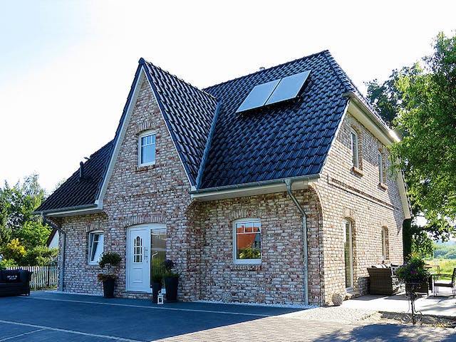 Massivhaus Friesenhaus 145 von Team Massivhaus Schlüsselfertig ab 221900€, Satteldach-Klassiker Außenansicht 2