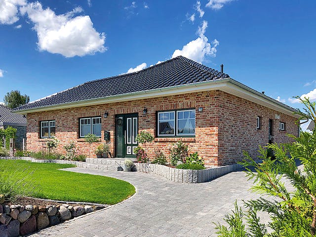 Massivhaus Winkelbungalow 125 von Team Massivhaus Schlüsselfertig ab 225900€, Bungalow Außenansicht 1