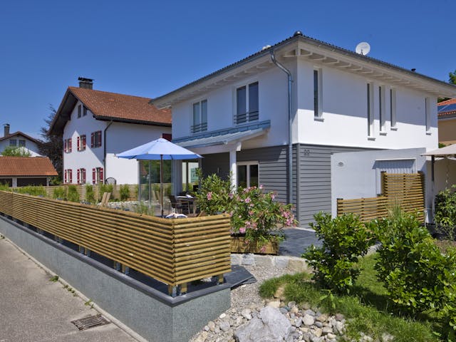 Fertighaus Traunstein von Regnauer Hausbau Schlüsselfertig ab 311110€, Stadtvilla Außenansicht 2