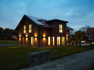 Fertighaus Frei geplantes Kundenhaus mit Klinkerfassade von FingerHaus, Satteldach-Klassiker Außenansicht 6