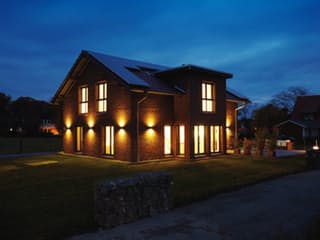 Fertighaus Frei geplantes Kundenhaus mit Klinkerfassade von FingerHaus, Satteldach-Klassiker Außenansicht 5