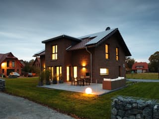 Fertighaus Frei geplantes Kundenhaus mit Klinkerfassade von FingerHaus, Satteldach-Klassiker Außenansicht 8