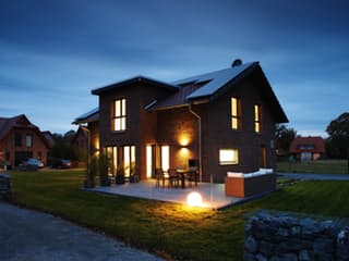 Fertighaus Frei geplantes Kundenhaus mit Klinkerfassade von FingerHaus, Satteldach-Klassiker Außenansicht 7