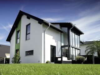 Fertighaus VIO – Einfamilienhaus zum Wohlfühlen von FingerHaus, Satteldach-Klassiker Außenansicht 6
