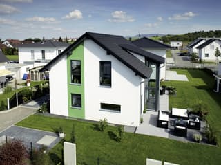 Fertighaus VIO – Einfamilienhaus zum Wohlfühlen von FingerHaus, Satteldach-Klassiker Außenansicht 4