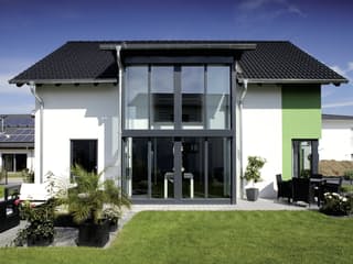 Fertighaus VIO – Einfamilienhaus zum Wohlfühlen von FingerHaus, Satteldach-Klassiker Außenansicht 9