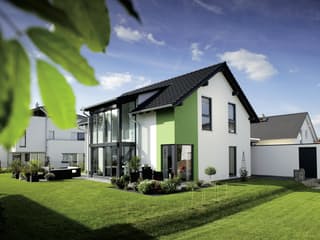 Fertighaus VIO – Einfamilienhaus zum Wohlfühlen von FingerHaus, Satteldach-Klassiker Außenansicht 5