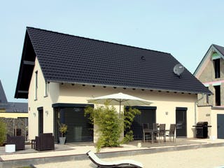Fertighaus VIO mit Pool von FingerHaus, Satteldach-Klassiker Außenansicht 2