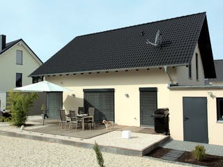 Fertighaus VIO mit Pool von FingerHaus, Satteldach-Klassiker Außenansicht 3