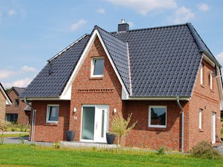 Massivhaus Friese V 140 von Virtus Massivhaus Schlüsselfertig ab 157500€, Satteldach-Klassiker Außenansicht 1