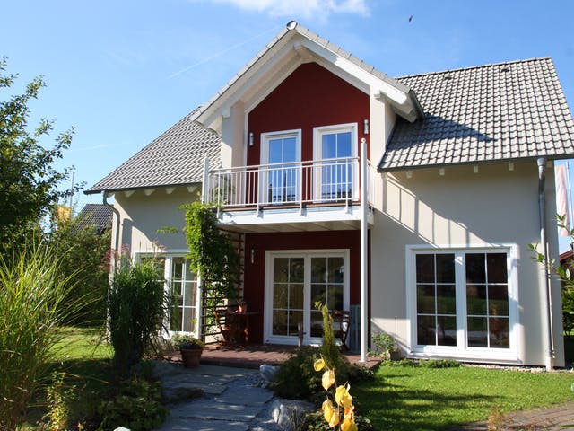 Zweifarbiges Haus mit Zwerchgiebeldach