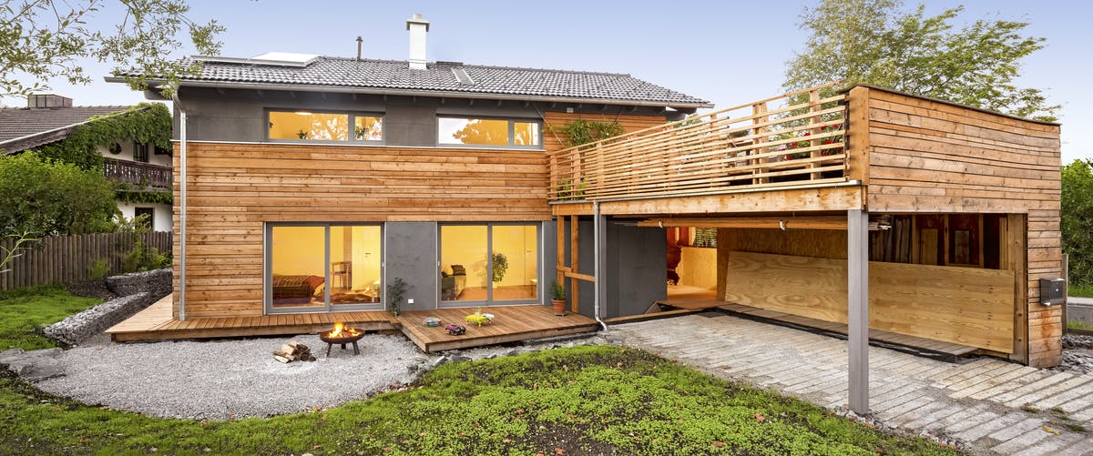 Holzhaus mit großer Dachterrasse und Gartenterrasse
