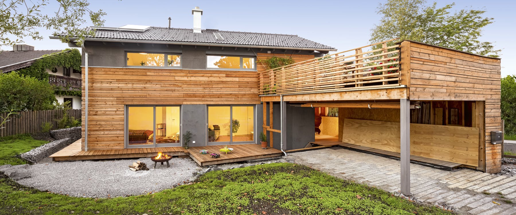 Holzhaus mit großer Dachterrasse und Gartenterrasse