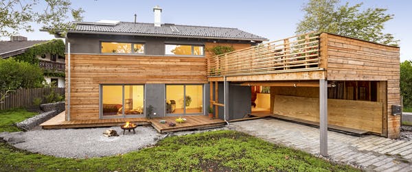 Holzhaus mit großer Dachterrasse und Gartenterrasse