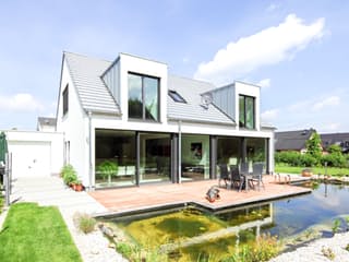 Fertighaus Waldblick von Becker 360 Schlüsselfertig ab 459800€, Satteldach-Klassiker Außenansicht 2