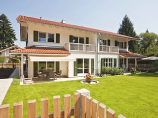 Fertighaus Waldsee von ISARTALER HOLZHAUS Schlüsselfertig ab 264900€, Satteldach-Klassiker Außenansicht 2