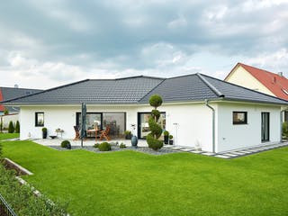 Fertighaus Walmdach 190 von LUXHAUS, Bungalow Außenansicht 2