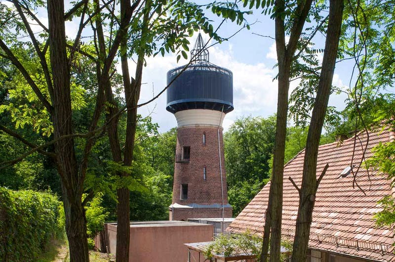 Als Wohnhaus umgebauter Wasserturm aus Backstein im Wald