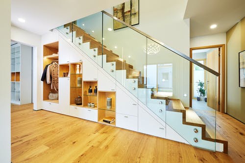 Gerade Treppe mit integriertem Schrank