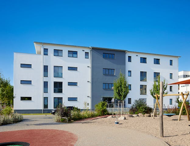 Mehrfamilienhaus mit 14 Einheiten von WeberHaus: Tiefgarage & zentrales Treppenhaus mit Aufzug gewährleisten eine komfortable Erreichbarkeit aller Etagen.