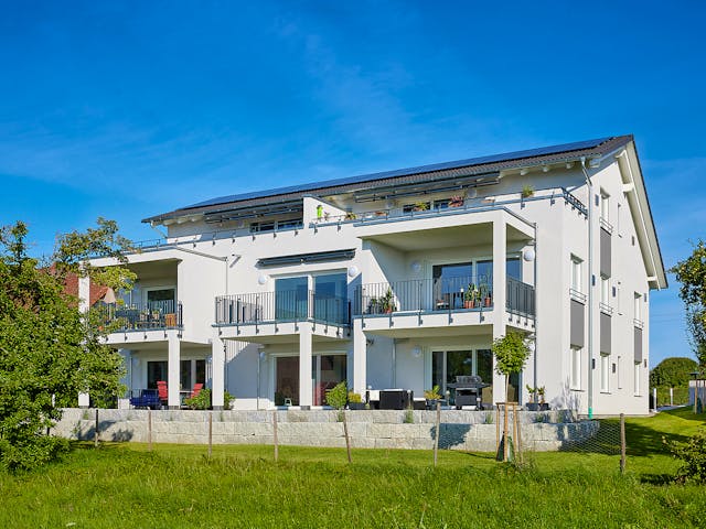 Fertighaus Mehrfamilien-Satteldachhaus mit 8 Wohneinheiten von WeberHaus - Mehrfamilienhäuser, Außenansicht 1 Fertighaus Mehrfamilien-Satteldachhaus mit 8 Wohneinheiten von WeberHaus - Mehrfamilienhäuser, Außenansicht 1