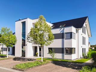 Fertighaus Mehrfamilienhaus mit 8 Wohnungen von WeberHaus - Mehrfamilienhäuser, Satteldach-Klassiker Außenansicht 2