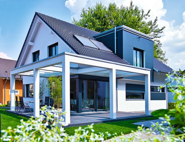 Musterhaus in Baden-Württemberg: Zweifarbig gestaltetes Einfamilienhaus mit nahezu Passivhaus-Standard von WeberHaus in der Ausstellung Eigenheim und Garten in Fellbach