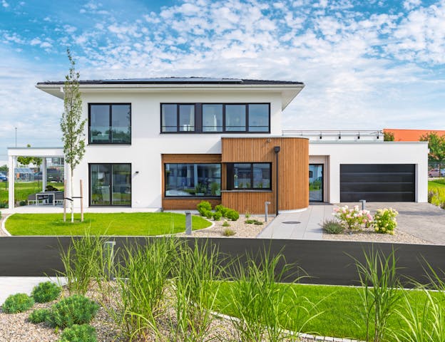 Fertighaus-Musterhaus in Bayern: Aufwändig gestaltete Stadtvilla mit Panoramafenstern, Runderker und Wellnessbad von WeberHaus im Musterhauspark Günzburg