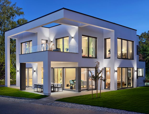Modernes Fertighaus im Kubusstil mit markanten Akzenten & großzügigen Glasflächen von WeberHaus