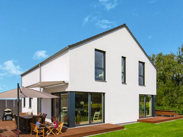 Fertighaus Kundenhaus Brunner von WeberHaus Schlüsselfertig ab 425000€, Satteldach-Klassiker Außenansicht 1