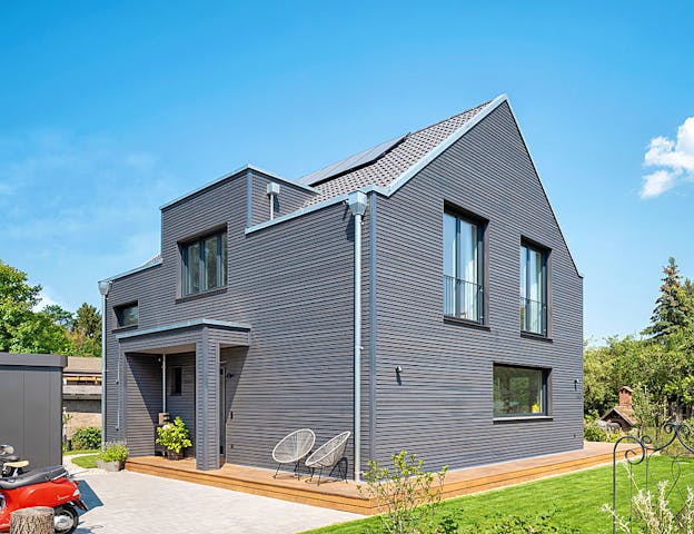 Schlüsselfertiges Niedrigenergiehaus mit KfW 55 Standard & PV-Anlage von WeberHaus