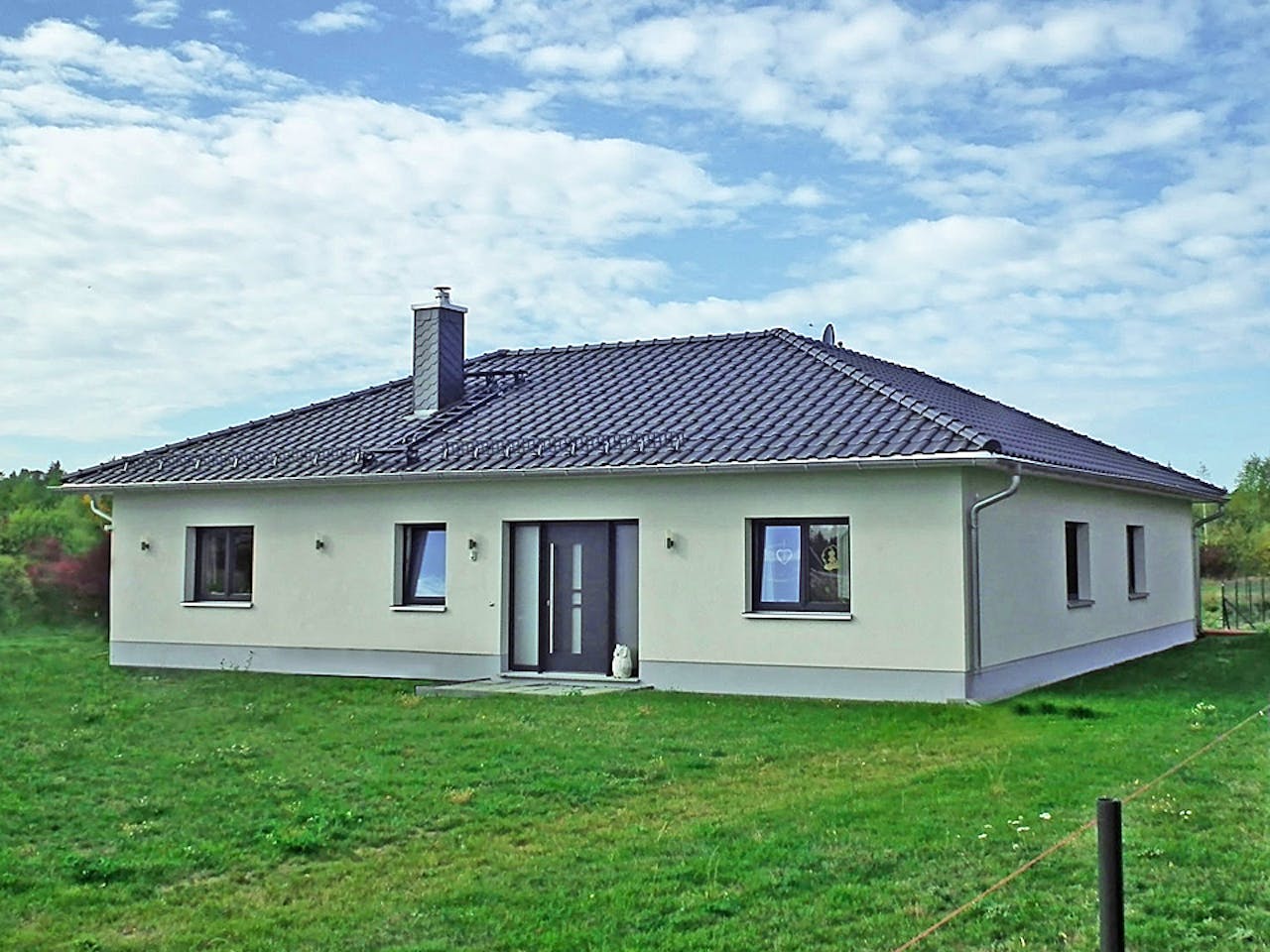 Massivhaus Bunganlow 348 von WEIOTT-Massiv-Haus, Bungalow Außenansicht 1