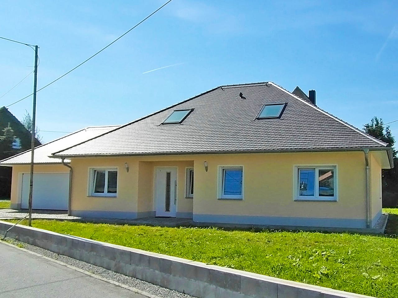 Massivhaus Bunganlow 353 von WEIOTT-Massiv-Haus, Bungalow Außenansicht 1