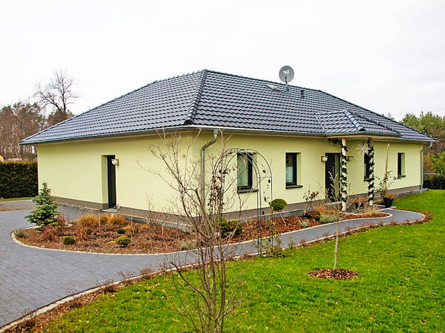 Massivhaus Bunganlow 371 von WEIOTT-Massiv-Haus, Bungalow Außenansicht 1
