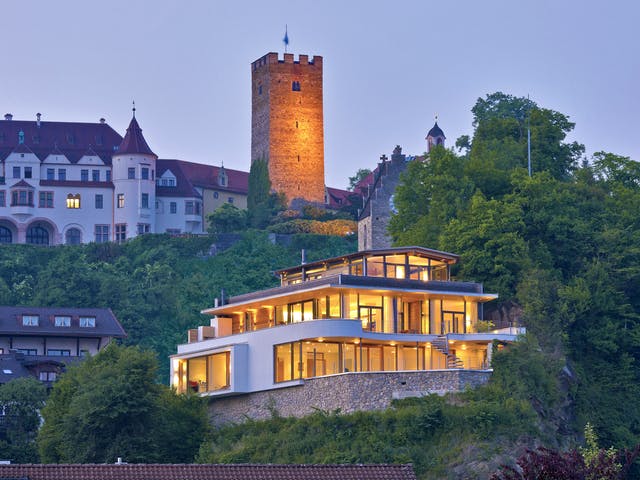 Villa auf Berg gebaut von Baufritz