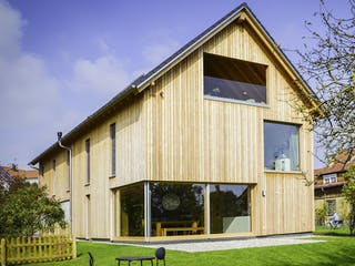 Fertighaus Zweifamilienhaus KW von Weizenegger Schlüsselfertig ab 800000€, Satteldach-Klassiker Außenansicht 1