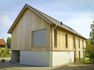 Fertighaus Zweifamilienhaus KW von Weizenegger Schlüsselfertig ab 800000€, Satteldach-Klassiker Außenansicht 2