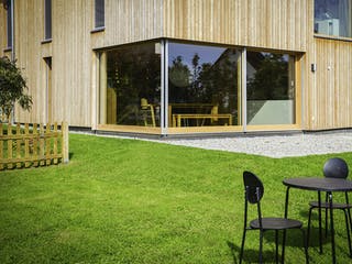 Fertighaus Zweifamilienhaus KW von Weizenegger Schlüsselfertig ab 800000€, Satteldach-Klassiker Außenansicht 3