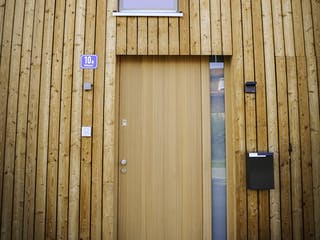 Fertighaus Zweifamilienhaus KW von Weizenegger Schlüsselfertig ab 800000€, Satteldach-Klassiker Außenansicht 4