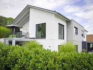 Fertighaus Zweifamilienhaus RG von Weizenegger Schlüsselfertig ab 540000€, Satteldach-Klassiker Außenansicht 1