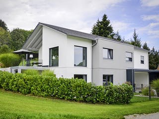 Fertighaus Zweifamilienhaus RG von Weizenegger Schlüsselfertig ab 540000€, Satteldach-Klassiker Außenansicht 2