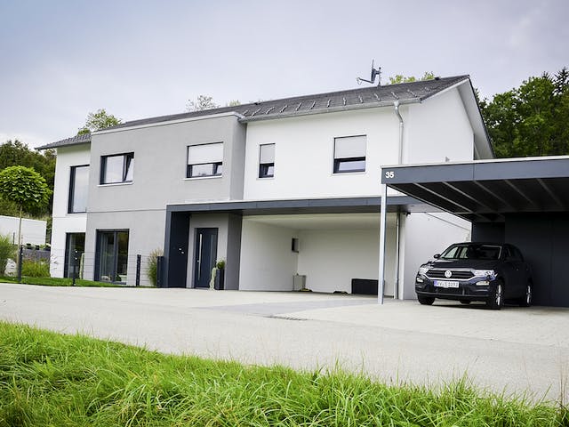 Fertighaus Zweifamilienhaus RG von Weizenegger Schlüsselfertig ab 540000€, Satteldach-Klassiker Außenansicht 4