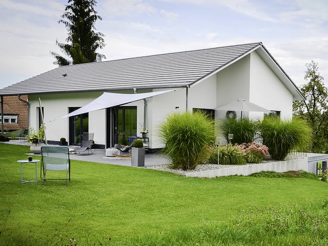 Fertighaus Zweifamilienhaus RG von Weizenegger Schlüsselfertig ab 540000€, Satteldach-Klassiker Außenansicht 5