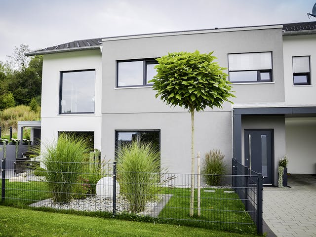 Fertighaus Zweifamilienhaus RG von Weizenegger Schlüsselfertig ab 540000€, Satteldach-Klassiker Außenansicht 6