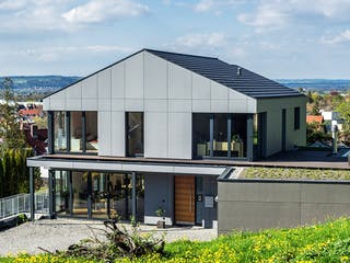 Fertighaus Haus mit Einliegerwohnung WW von Weizenegger Schlüsselfertig ab 650000€, Satteldach-Klassiker Außenansicht 2