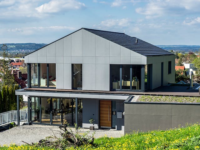 Fertighaus Haus mit Einliegerwohnung WW von Weizenegger Schlüsselfertig ab 650000€, Satteldach-Klassiker Außenansicht 2