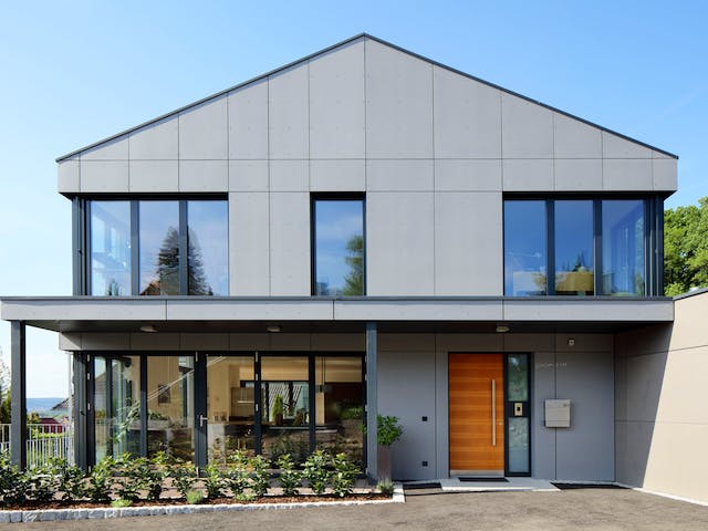 Fertighaus Haus mit Einliegerwohnung WW von Weizenegger Schlüsselfertig ab 650000€, Satteldach-Klassiker Außenansicht 3