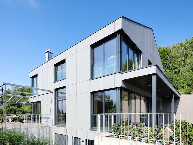 Fertighaus Haus mit Einliegerwohnung WW von Weizenegger Schlüsselfertig ab 650000€, Satteldach-Klassiker Außenansicht 4