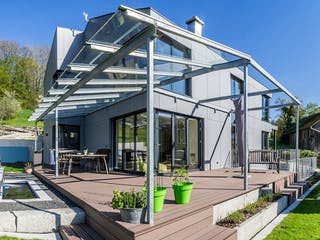 Fertighaus Haus mit Einliegerwohnung WW von Weizenegger Schlüsselfertig ab 650000€, Satteldach-Klassiker Außenansicht 5