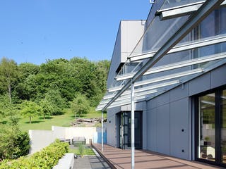 Fertighaus Haus mit Einliegerwohnung WW von Weizenegger Schlüsselfertig ab 650000€, Satteldach-Klassiker Außenansicht 6